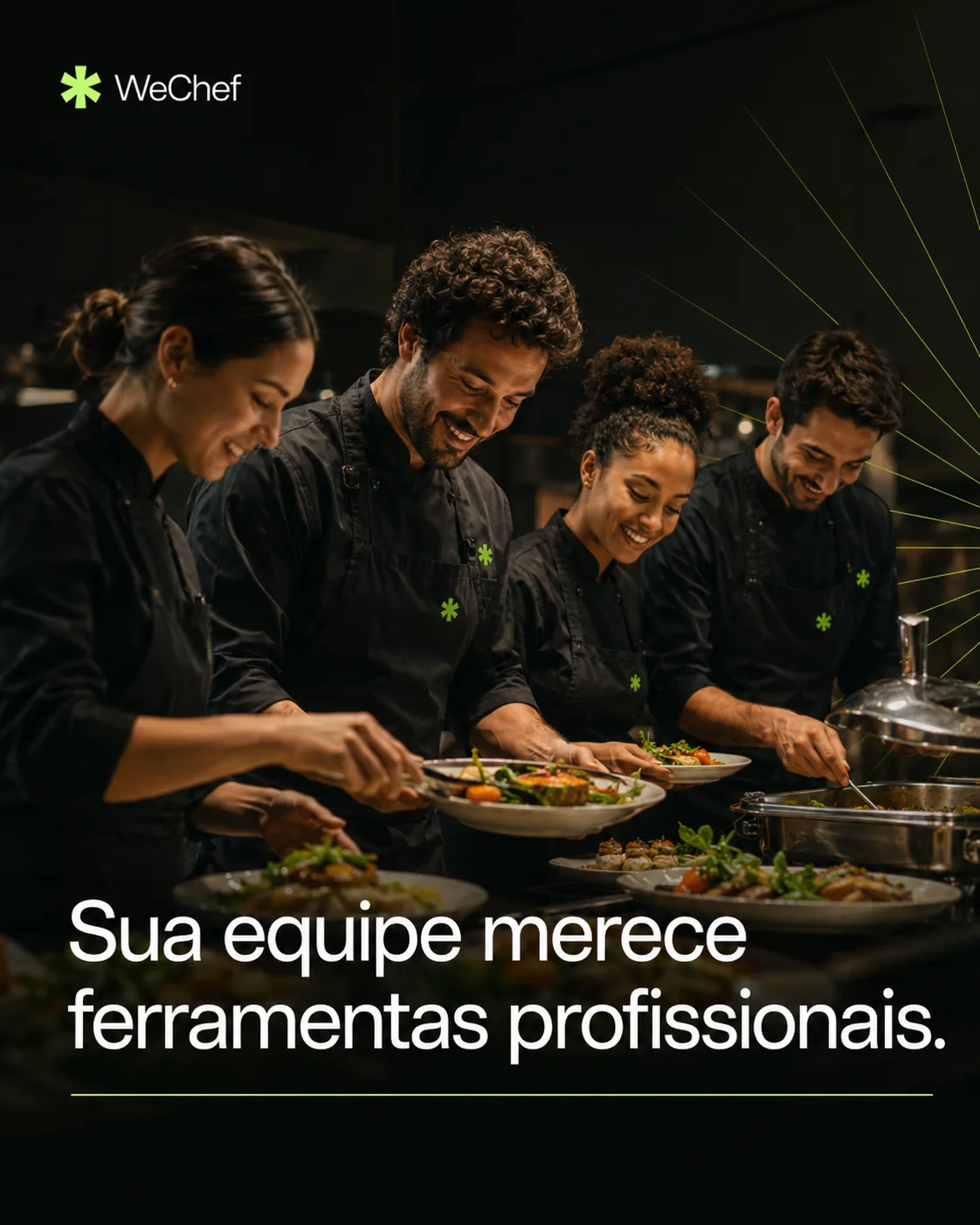 Equipe de cozinha trabalhando em conjunto durante um evento